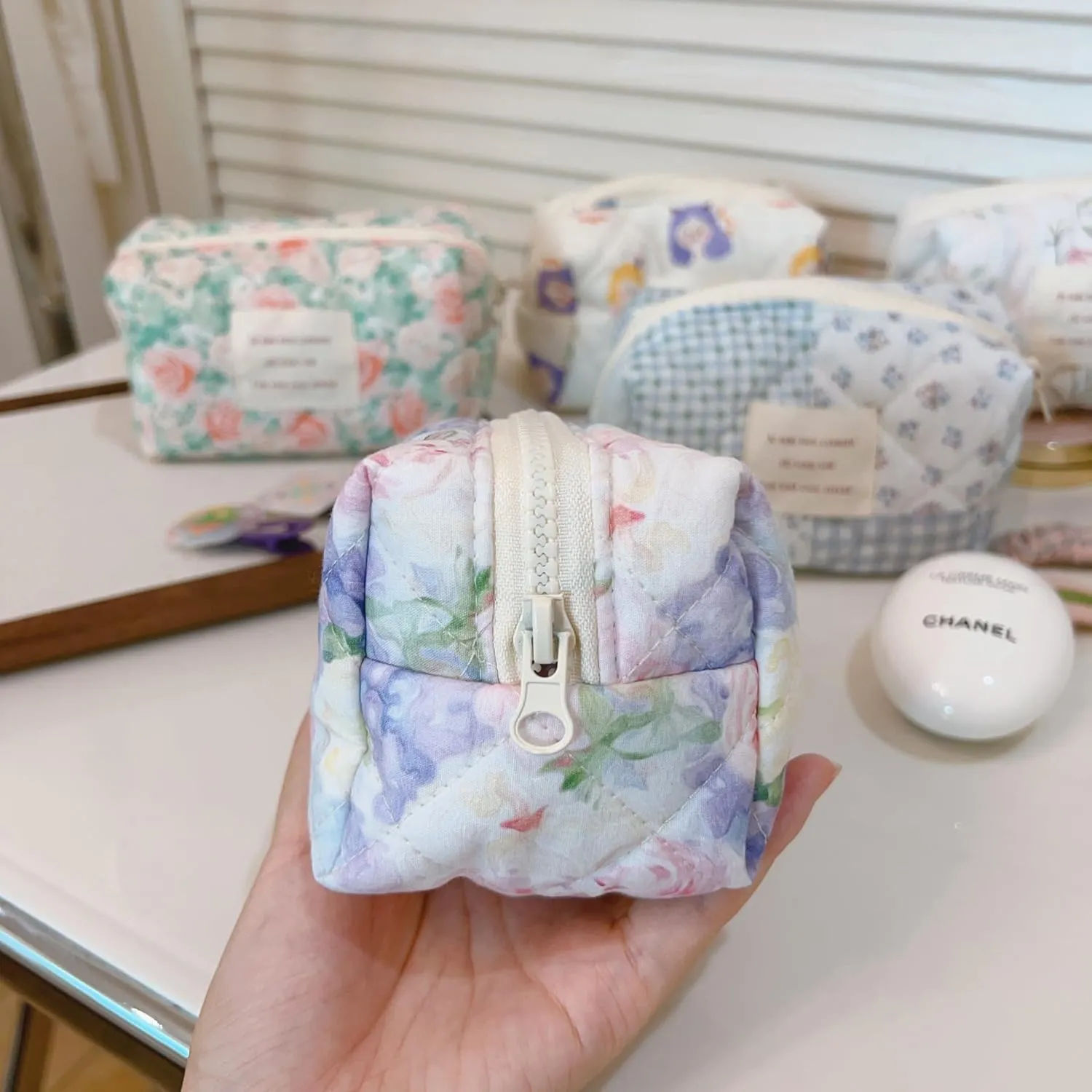 uekeboag Small Cute Floral Quilted Cotton Makeup Bag,Mini Coquette Quilted Cosmetic Pouch with Zipper,Kawaii Travel Toiletry Bags for Purse(06 Purple Flower)